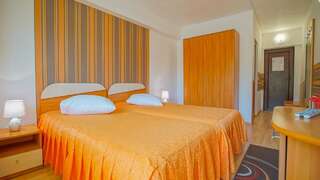 Мотели Motel Rolizo Brasov Брашов Двухместный номер с 2 отдельными кроватями и балконом-1